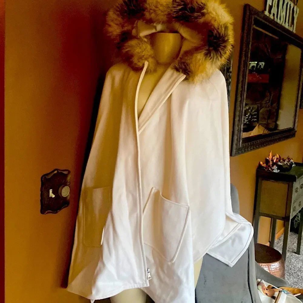 Beautiful Victoria’s Secret MODA INTERNATIONAL Wool like Fur hooded cape coat XS